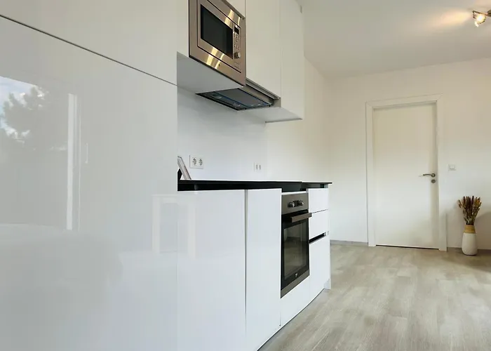 Modern Premium With Balcony & Free Parking *