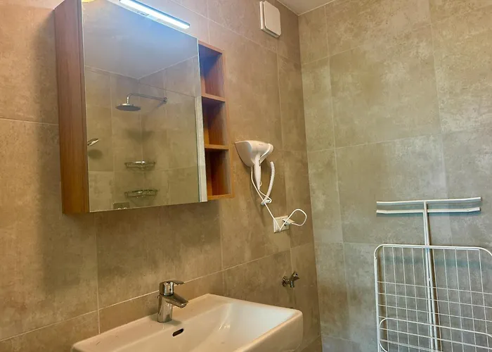 Modern Premium With Balcony & Free Parking شقة فيينا